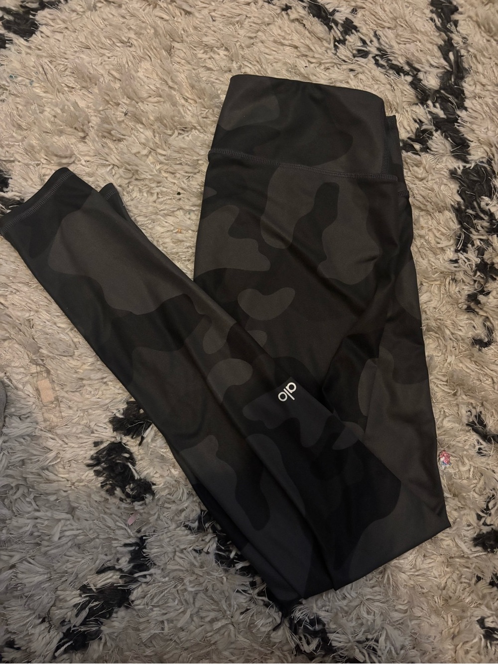 ALO Yoga women’s Black Camo Leggings